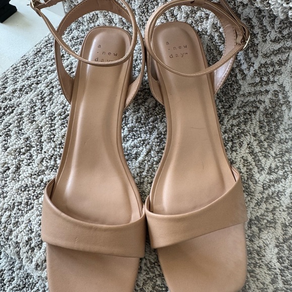 A New Day Formal Dress Shoes.  Tan in color, size 11. New! - Picture 2 of 7